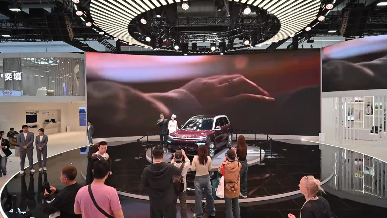 2026北京国际车展华为展台高位全景视频视频素材画面1