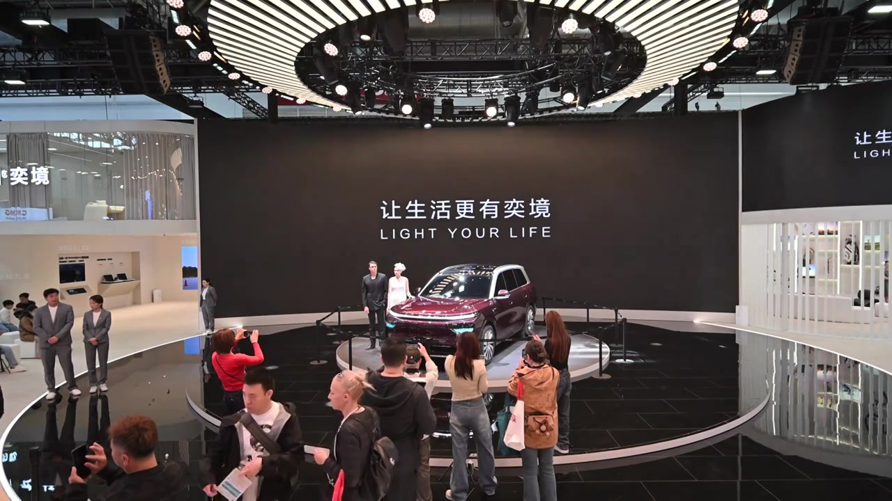 2026北京国际车展华为展台高位全景视频视频素材画面3
