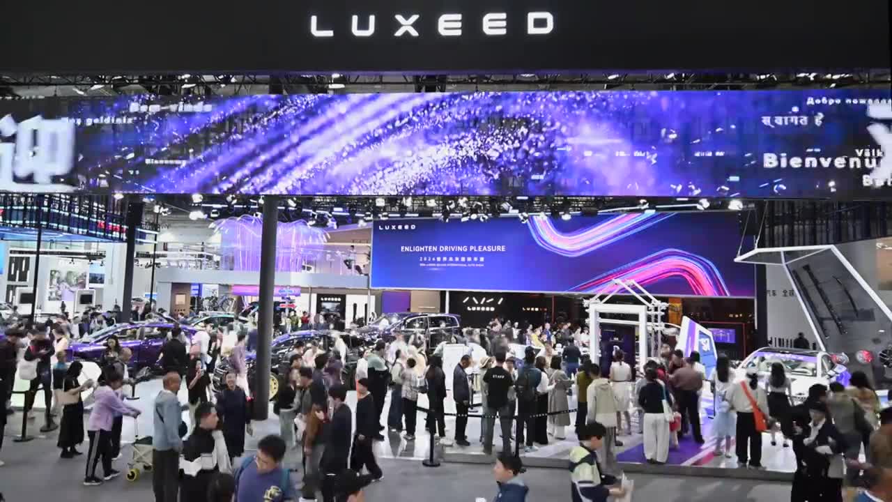2026北京国际车展华为展台高位全景视频视频素材画面1