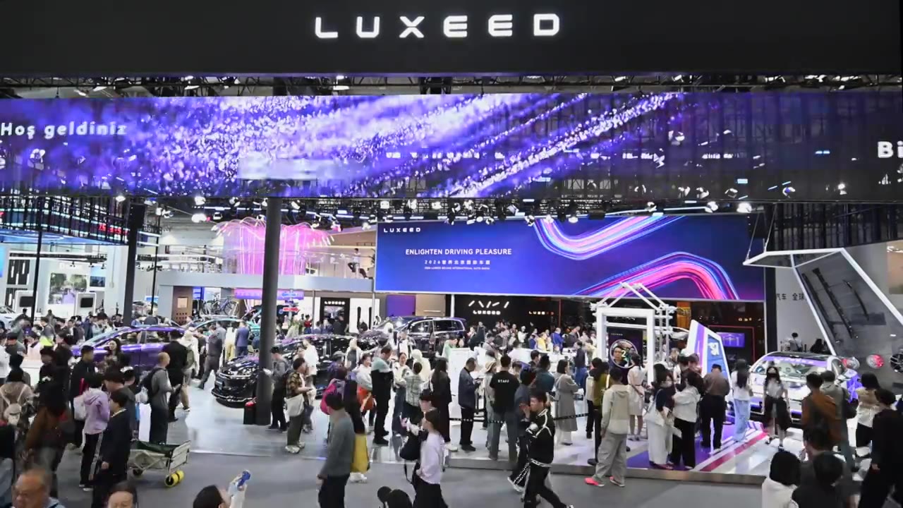 2026北京国际车展华为展台高位全景视频视频素材画面3