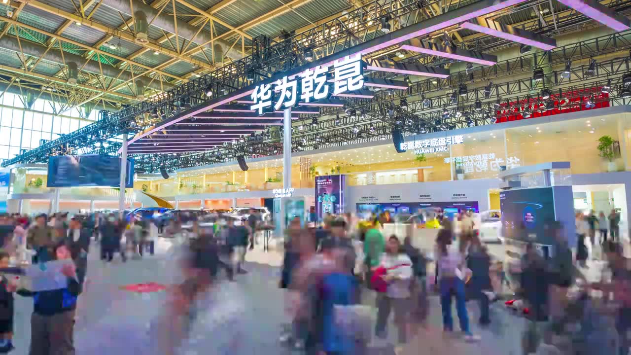 中国新能源汽车展会延时人流视频素材画面1