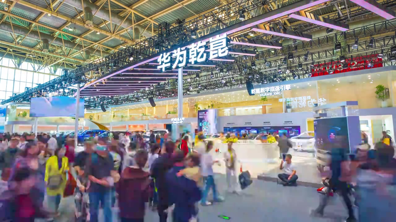 中国新能源汽车展会延时人流视频素材画面3