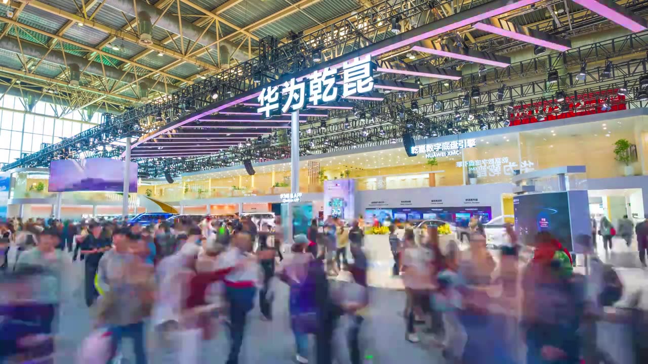 中国新能源汽车展会延时人流视频素材画面4