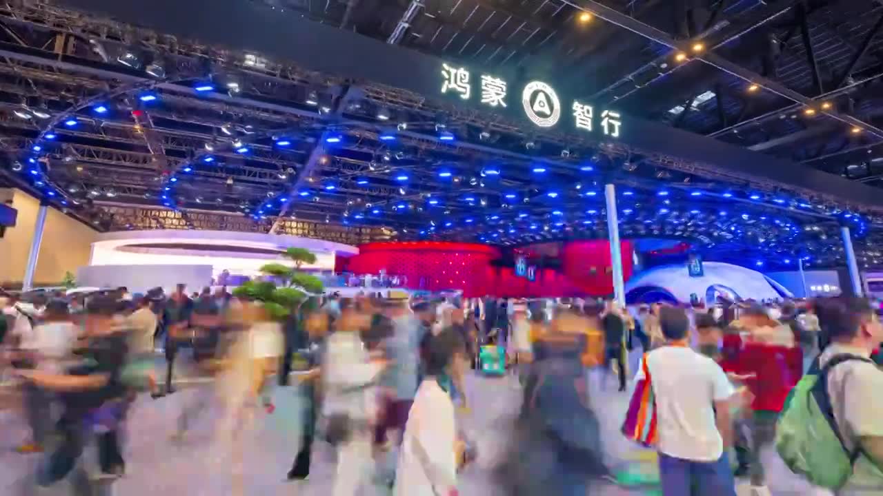 中国新能源汽车展会延时人流视频素材画面1