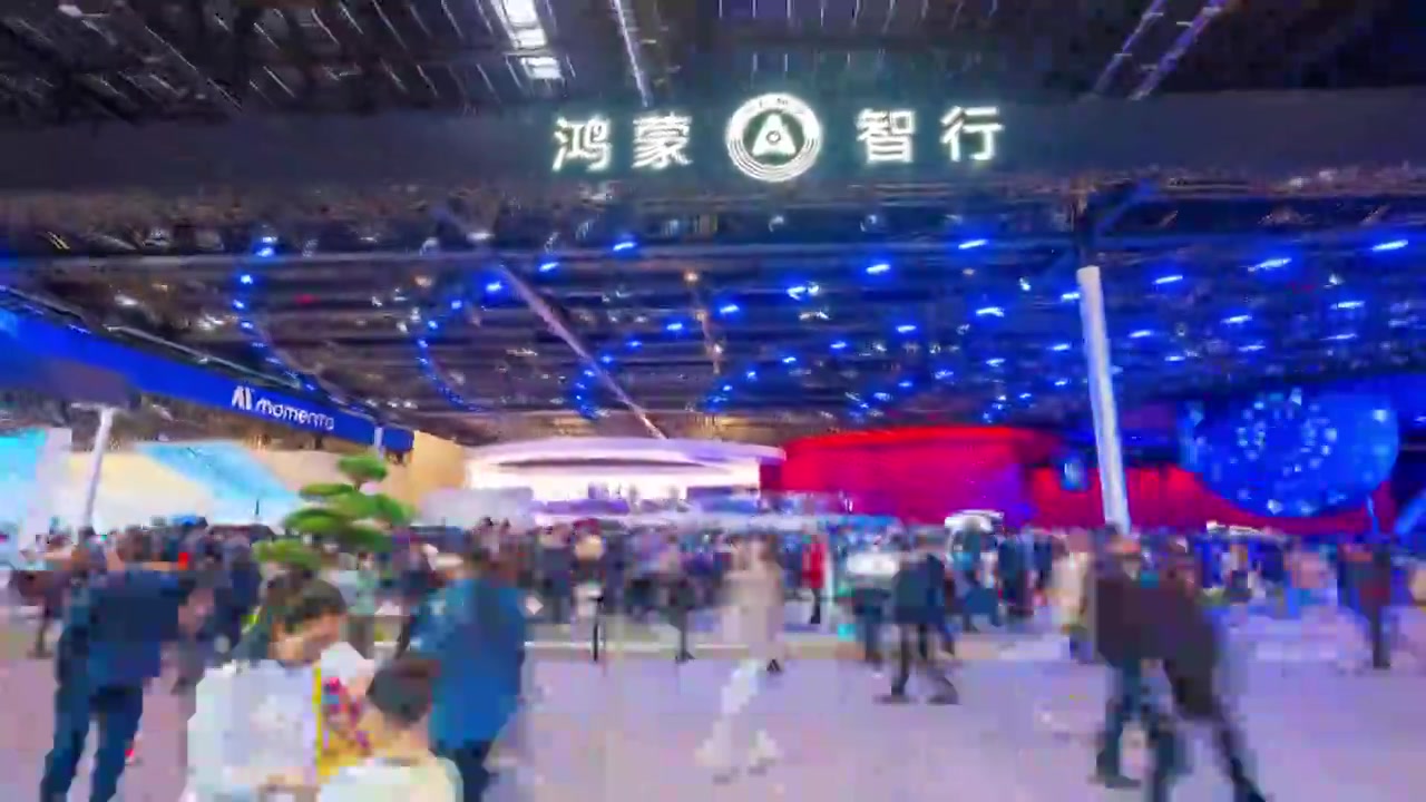 中国新能源汽车展会延时人流视频素材画面3