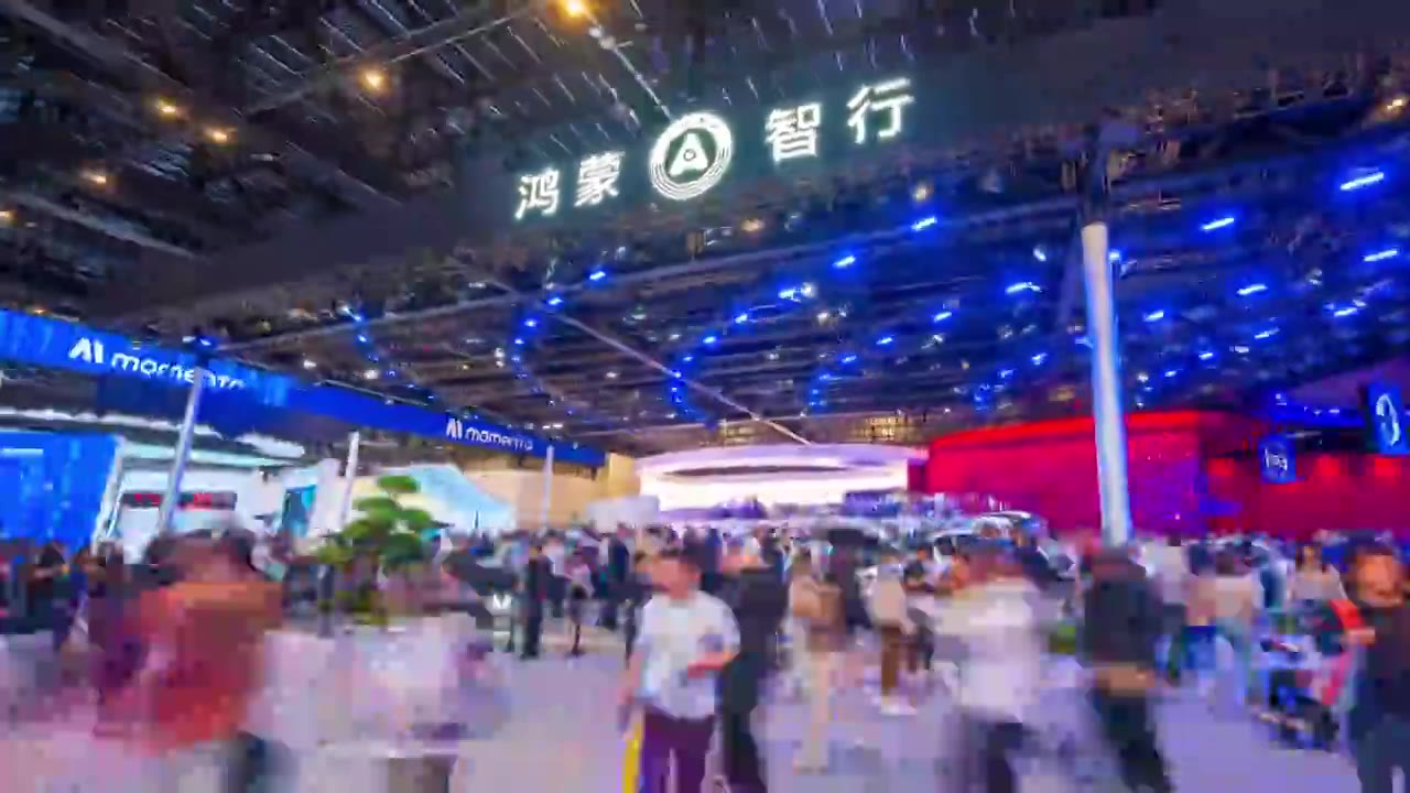 中国新能源汽车展会延时人流视频素材画面4