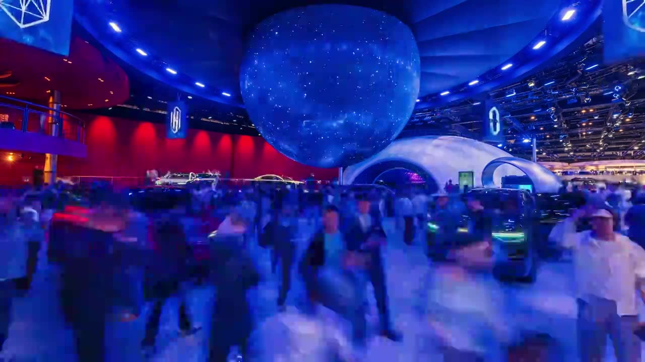 中国新能源汽车展会延时人流视频素材画面1