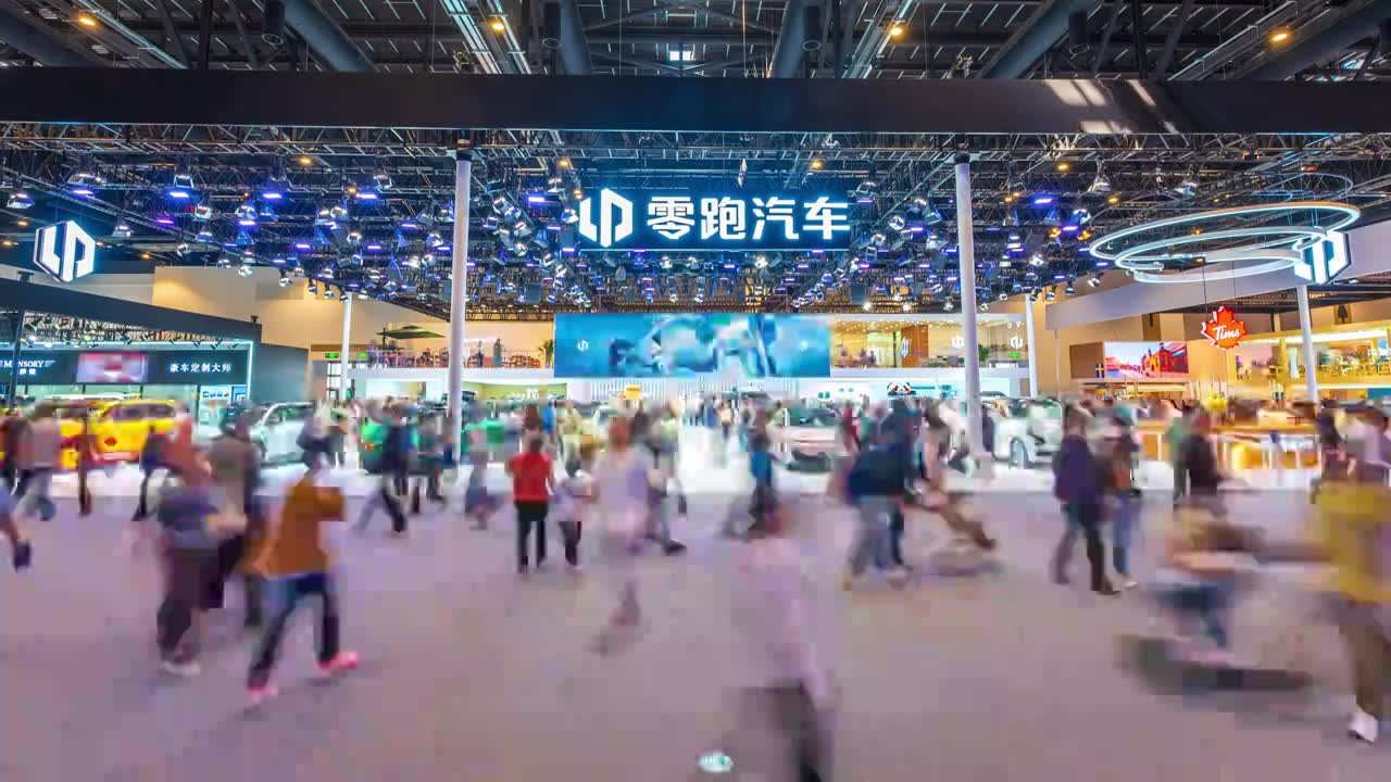 中国新能源汽车展会延时人流视频素材画面1