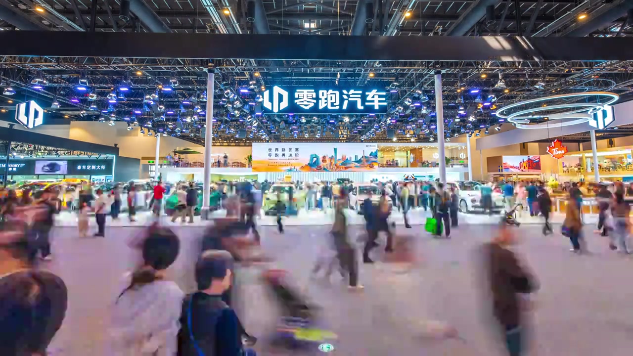 中国新能源汽车展会延时人流视频素材画面3
