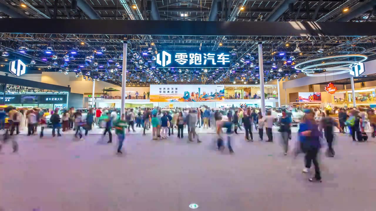 中国新能源汽车展会延时人流视频素材画面4
