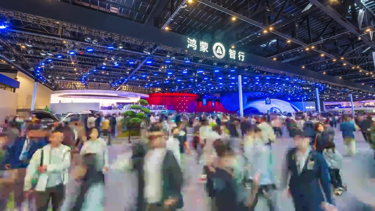 中国新能源汽车展会延时人流视频素材画面1