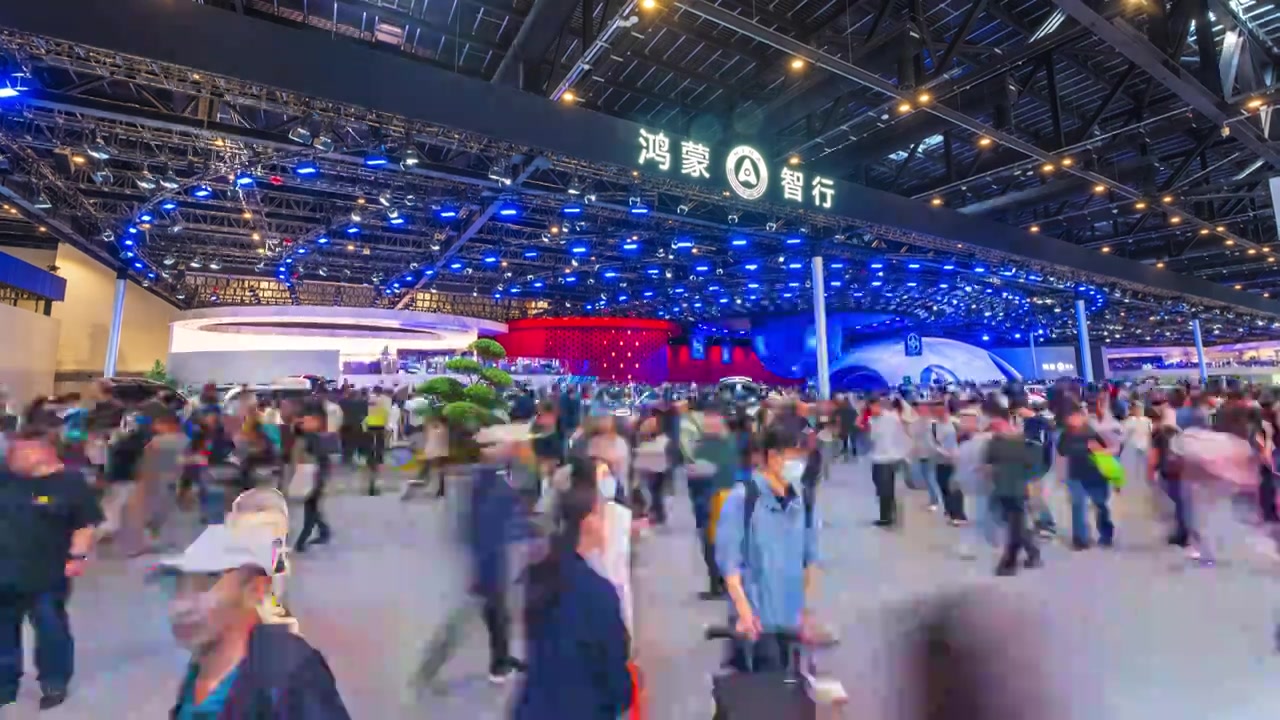 中国新能源汽车展会延时人流视频素材画面3
