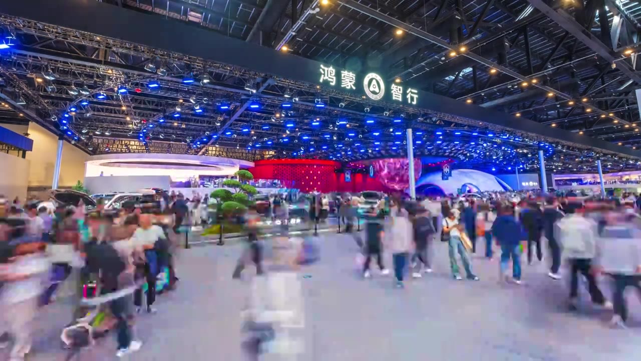 中国新能源汽车展会延时人流视频素材画面4