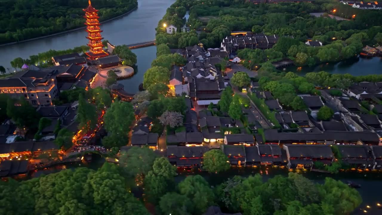 乌镇西栅白莲塔夜景航拍视频素材画面1