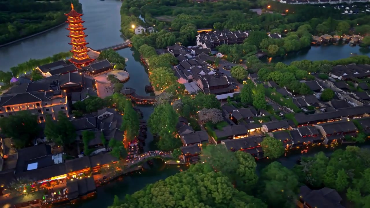 乌镇西栅白莲塔夜景航拍视频素材画面3