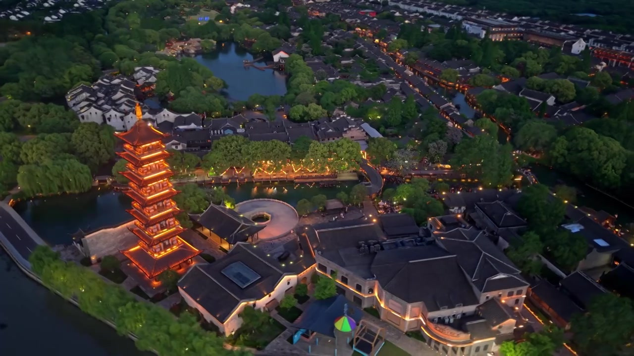 乌镇西栅白莲塔夜景航拍视频素材画面3