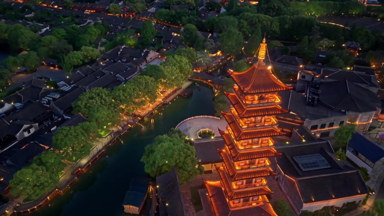 乌镇西栅白莲塔夜景航拍视频素材画面3