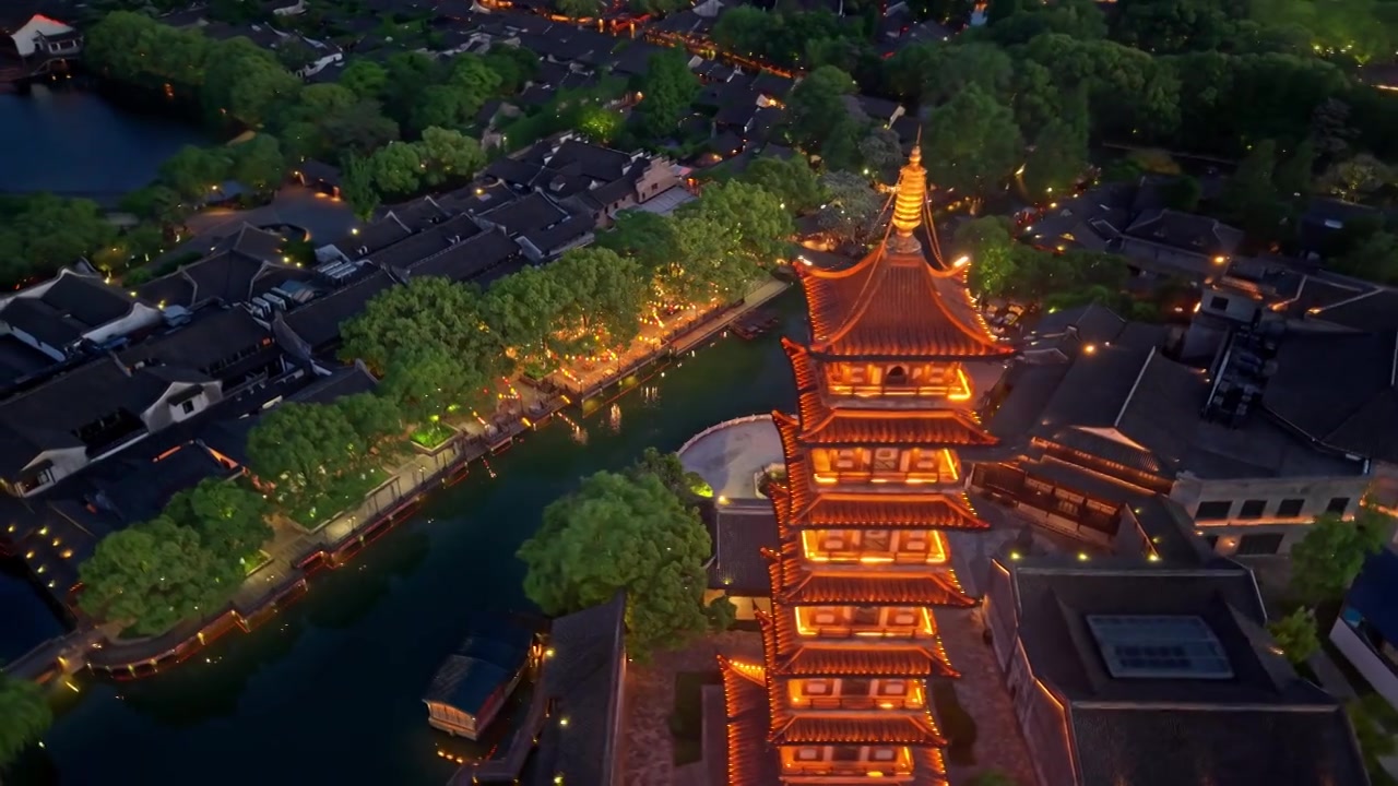 乌镇西栅白莲塔夜景航拍视频素材画面3