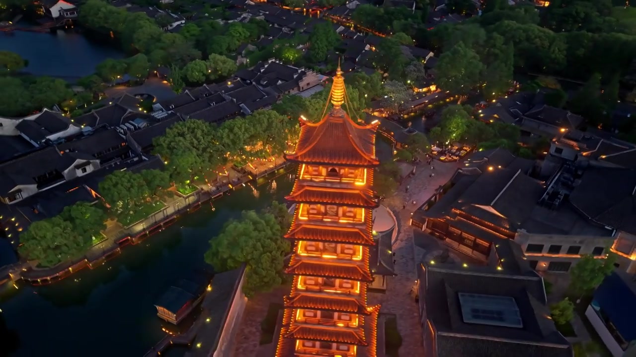 乌镇西栅白莲塔夜景航拍视频素材画面4