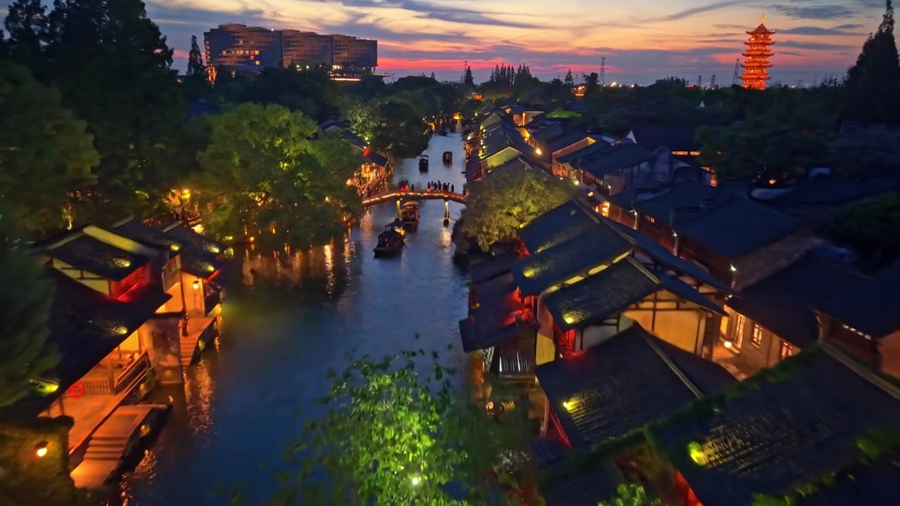 乌镇西栅白莲塔夜景航拍视频素材画面3