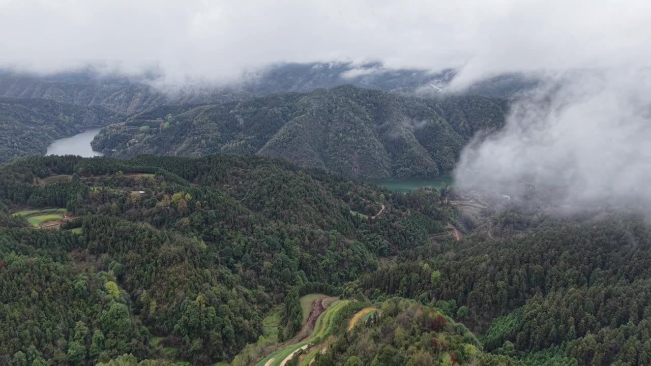 航拍云雾高山河流视频素材画面1
