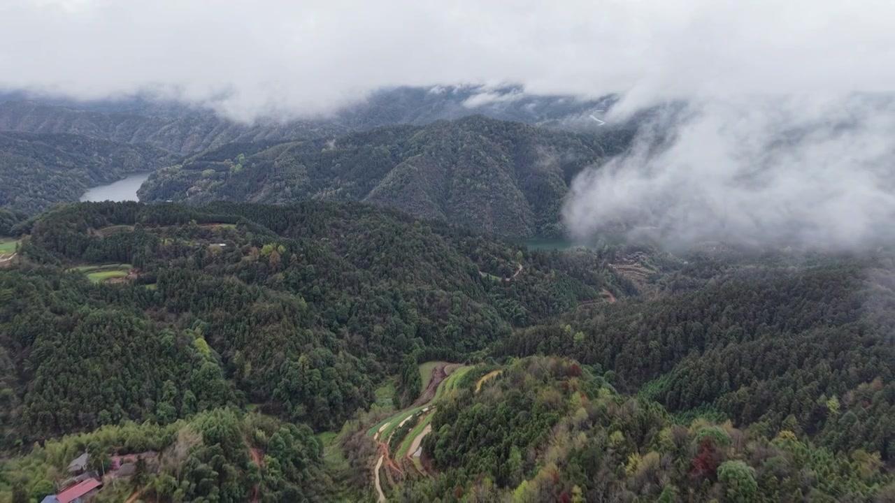 航拍云雾高山河流视频素材画面3