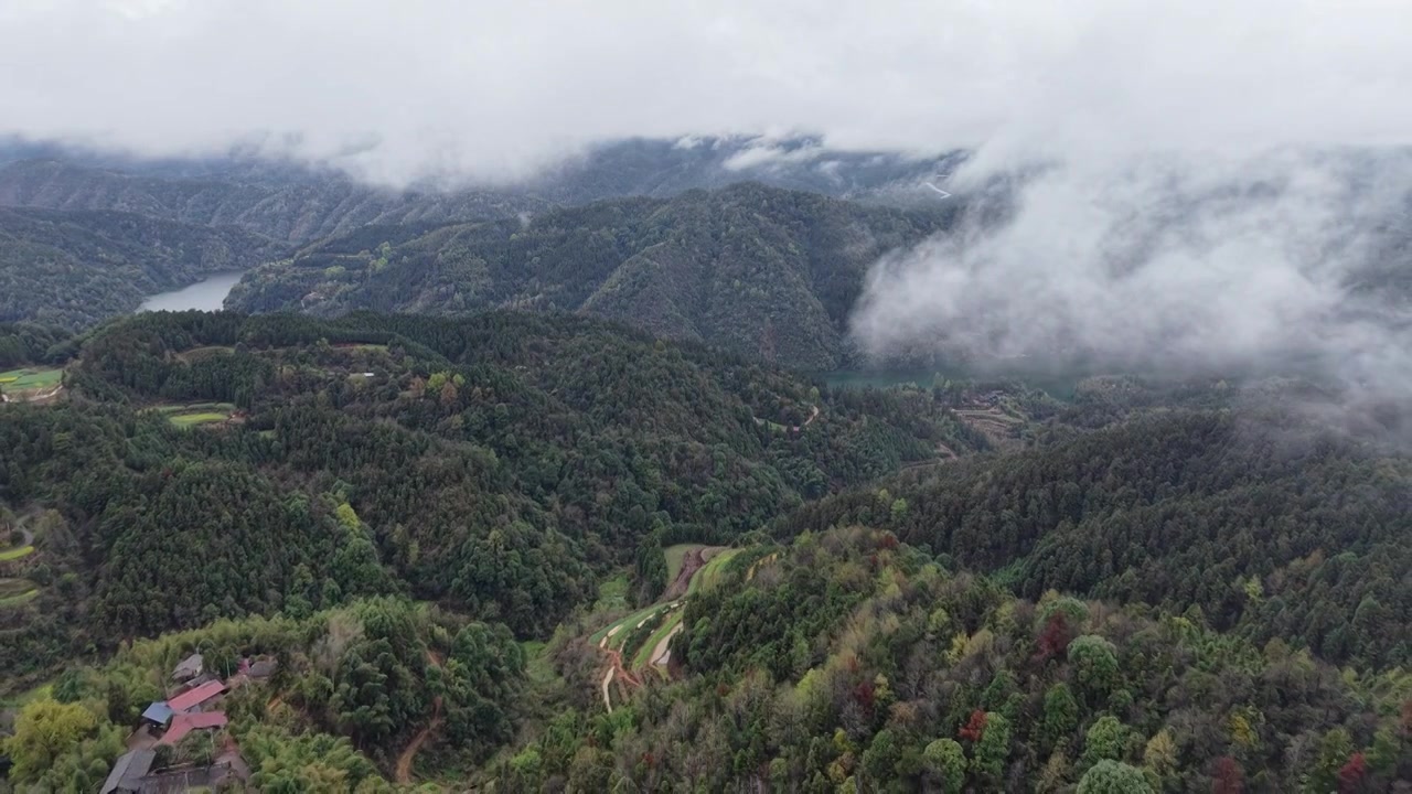 航拍云雾高山河流视频素材画面4