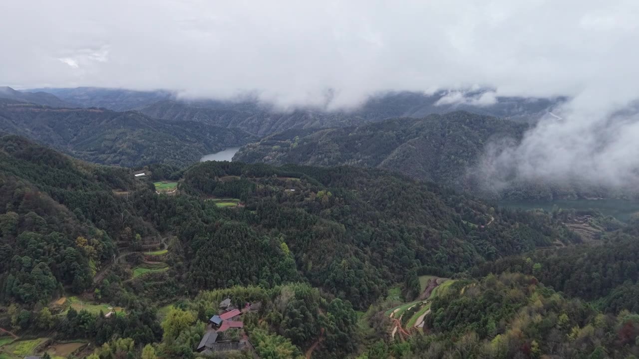 航拍云雾高山河流视频素材画面1