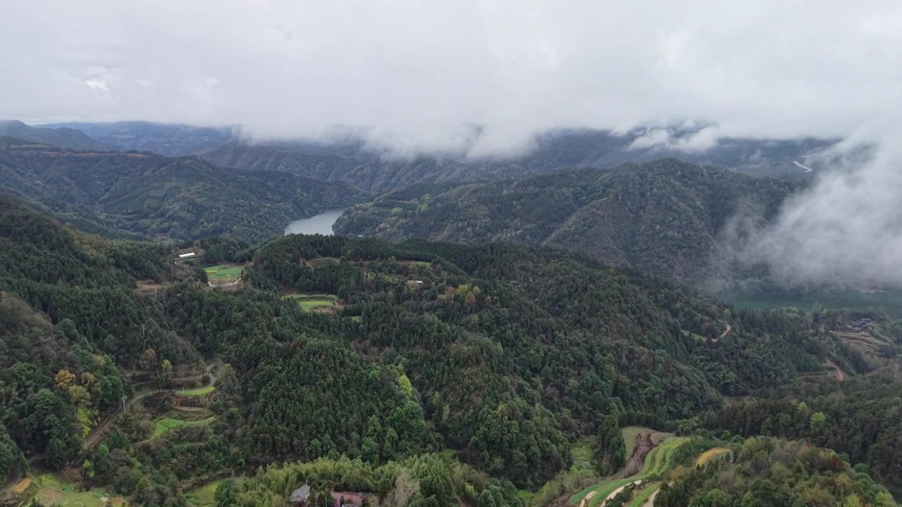航拍云雾高山河流视频素材画面3