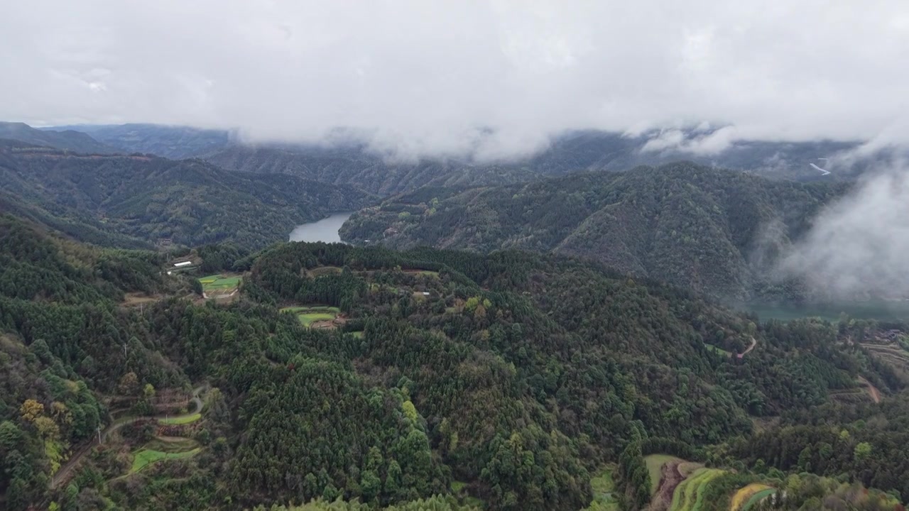 航拍云雾高山河流视频素材画面4