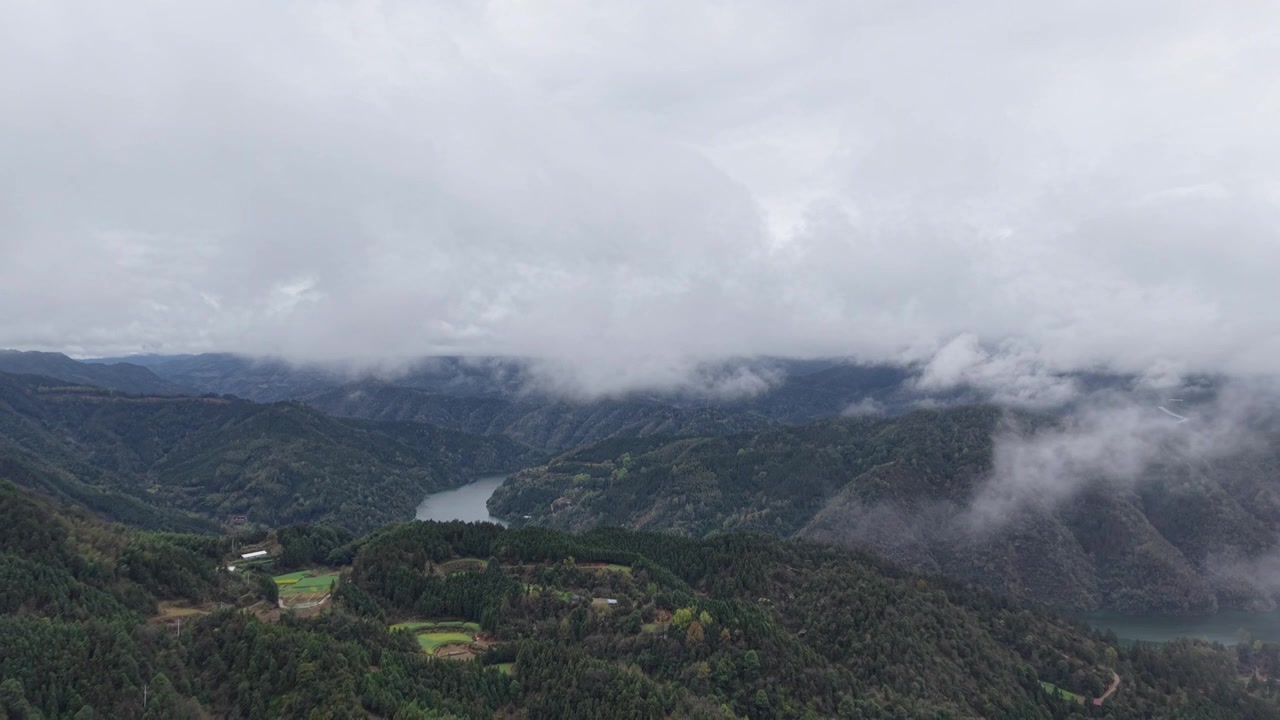 航拍云雾高山河流视频素材画面1