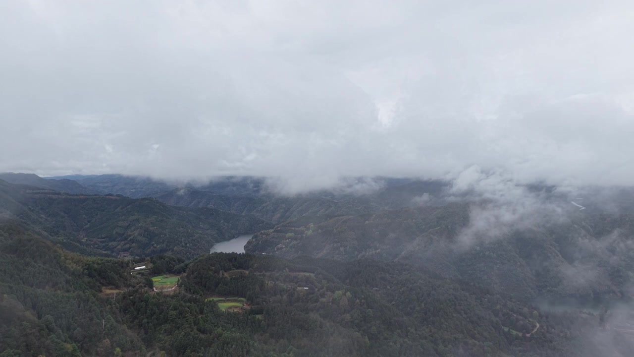 航拍云雾高山河流视频素材画面3