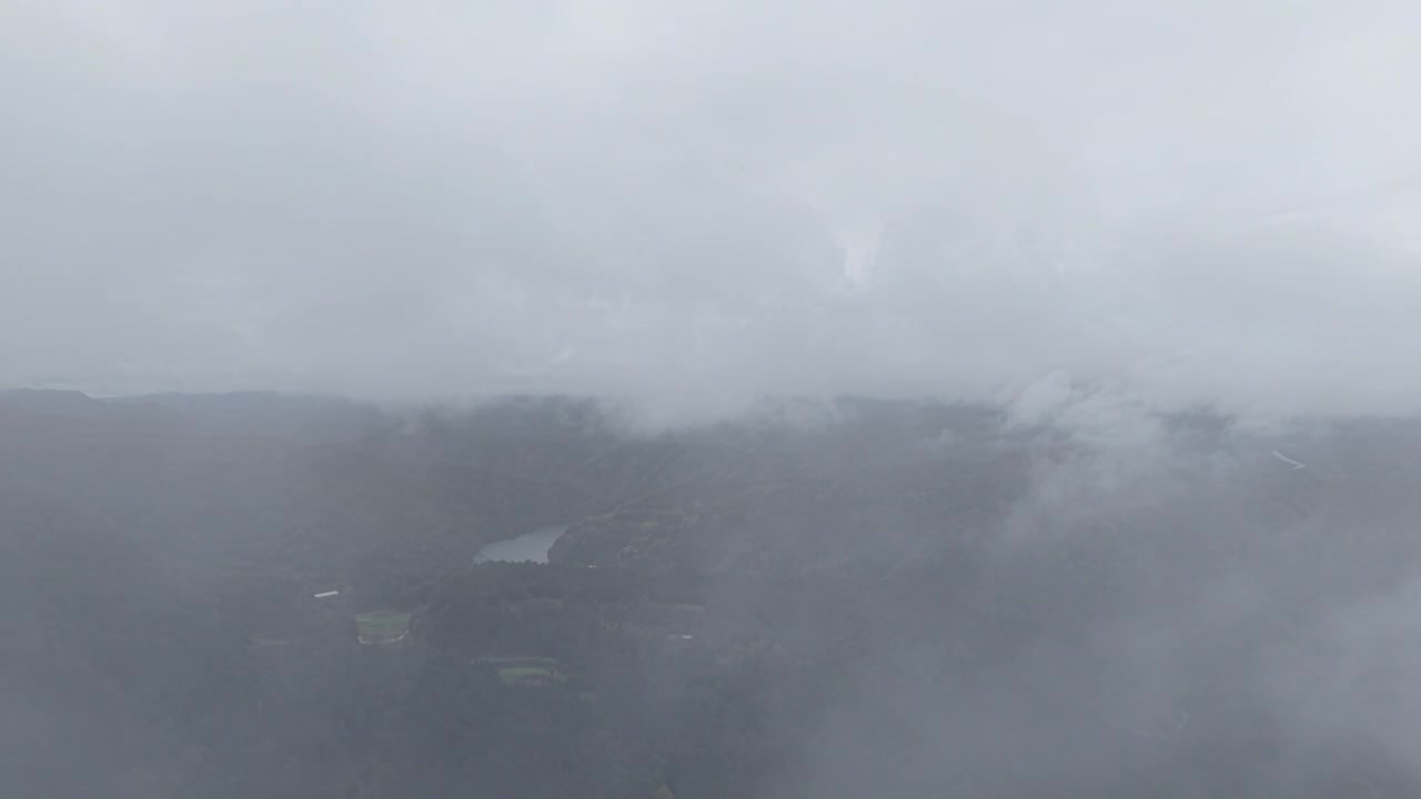 航拍云雾高山河流视频素材画面4