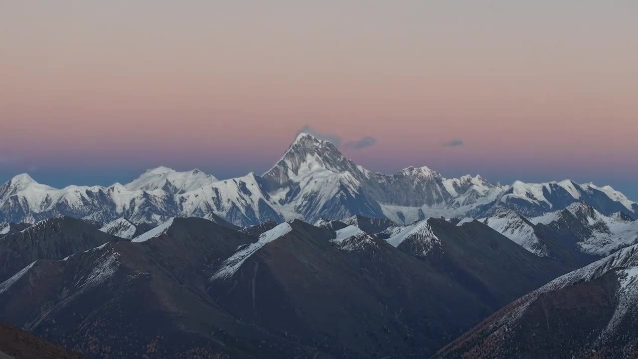 观德结湖航拍贡嘎雪山视频素材画面1