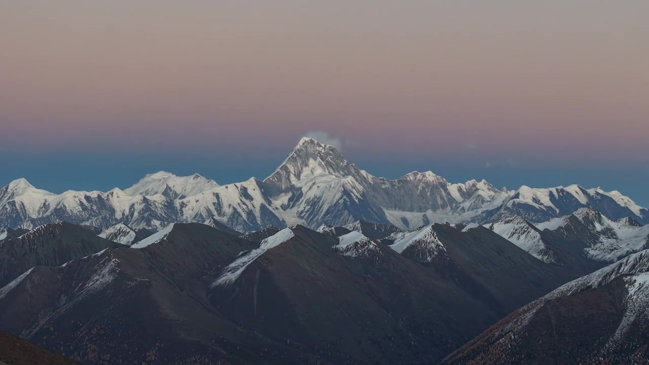 观德结湖航拍贡嘎雪山视频素材画面3