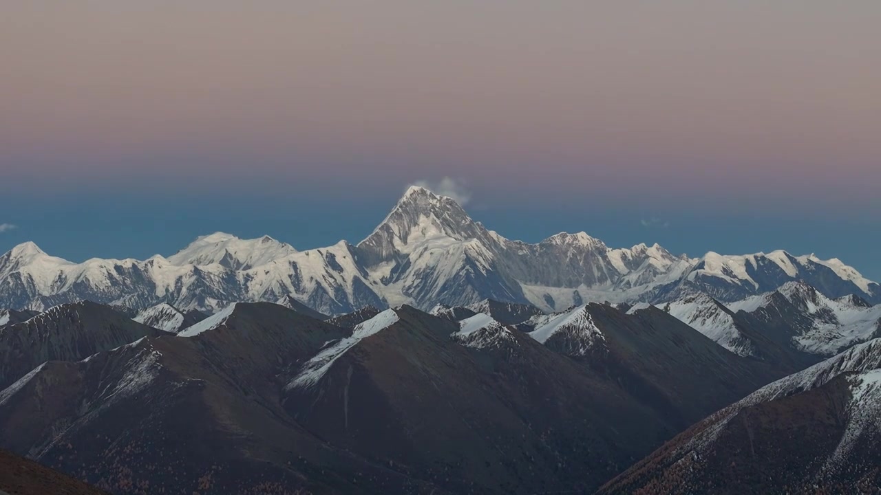 观德结湖航拍贡嘎雪山视频素材画面4