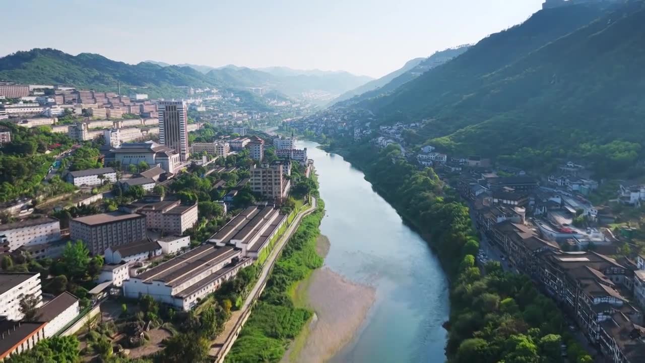 贵州茅台镇美酒河赤水河畔遵义白酒基地视频素材画面1