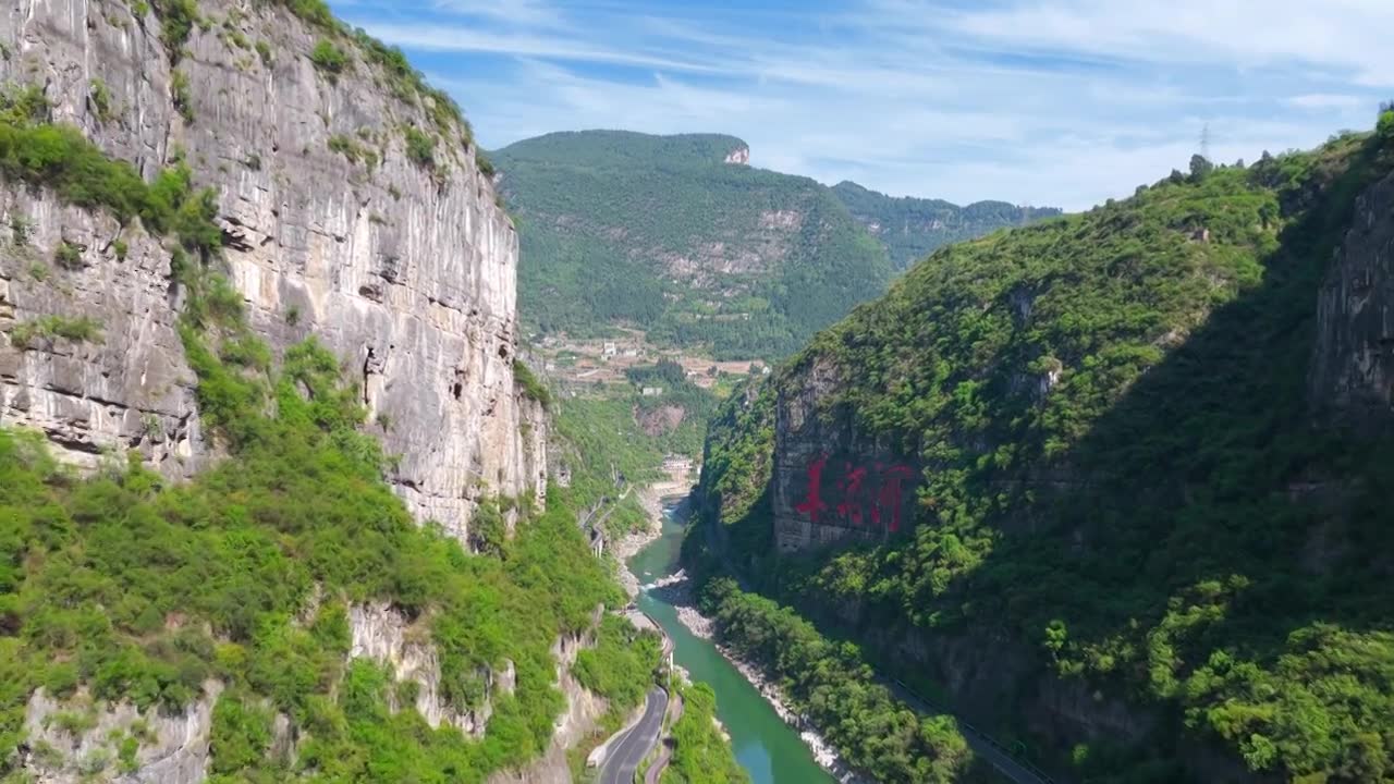 贵州茅台镇美酒河赤水河畔遵义白酒基地视频素材画面1