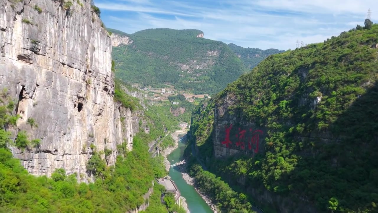 贵州茅台镇美酒河赤水河畔遵义白酒基地视频素材画面3