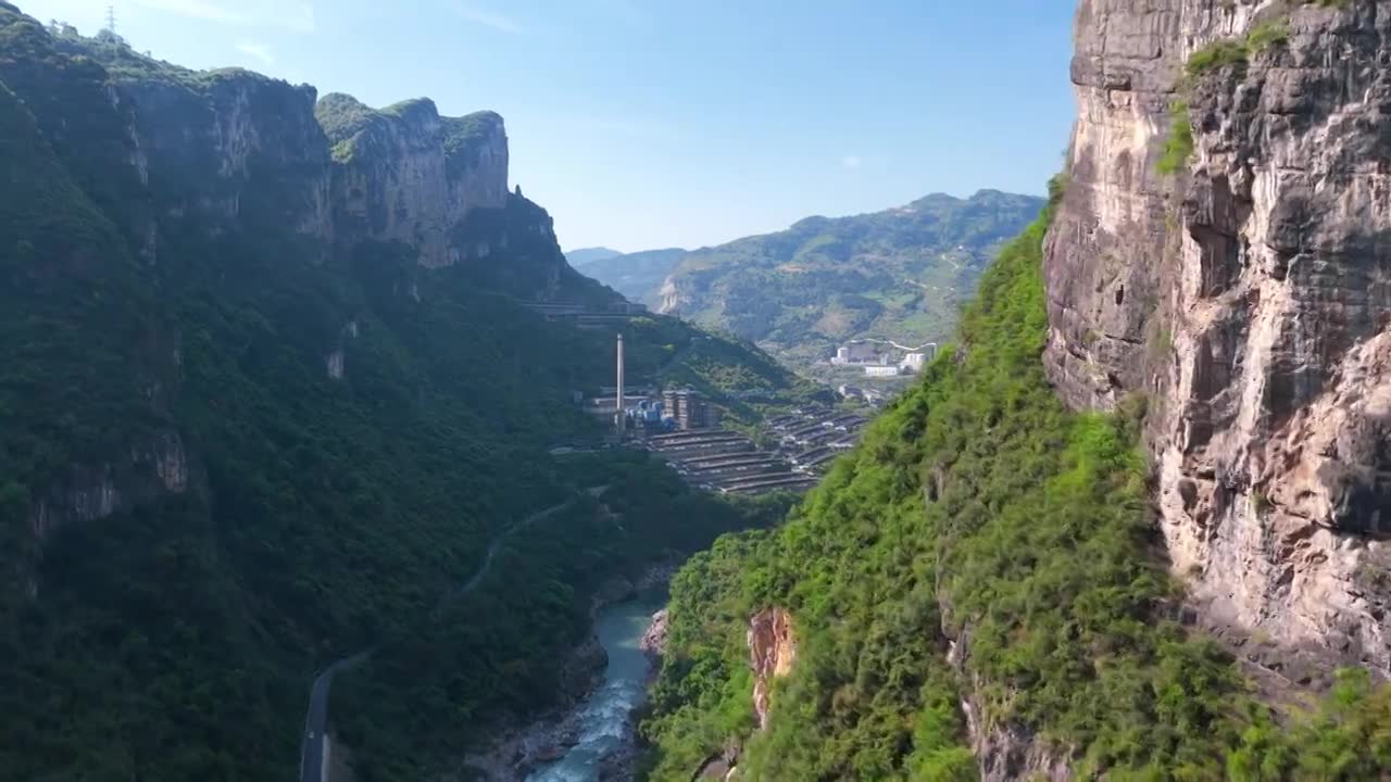 贵州茅台镇美酒河赤水河畔遵义白酒基地视频素材画面1