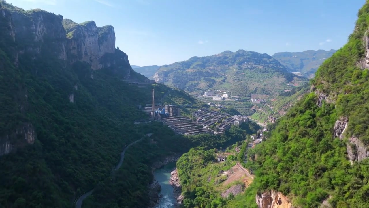 贵州茅台镇美酒河赤水河畔遵义白酒基地视频素材画面4