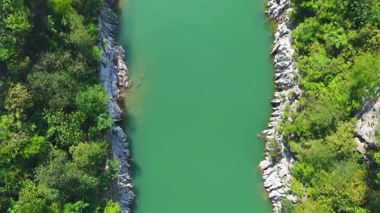 贵州茅台镇美酒河赤水河畔遵义白酒基地视频素材画面1
