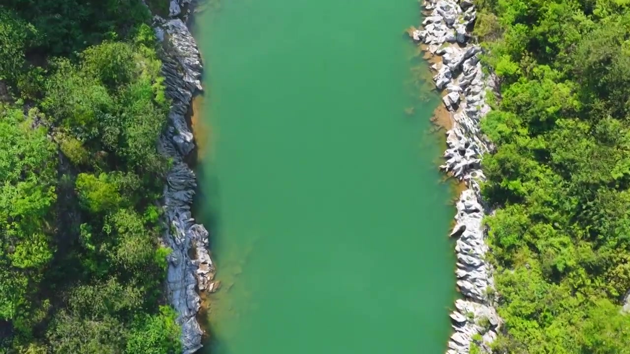 贵州茅台镇美酒河赤水河畔遵义白酒基地视频素材画面3
