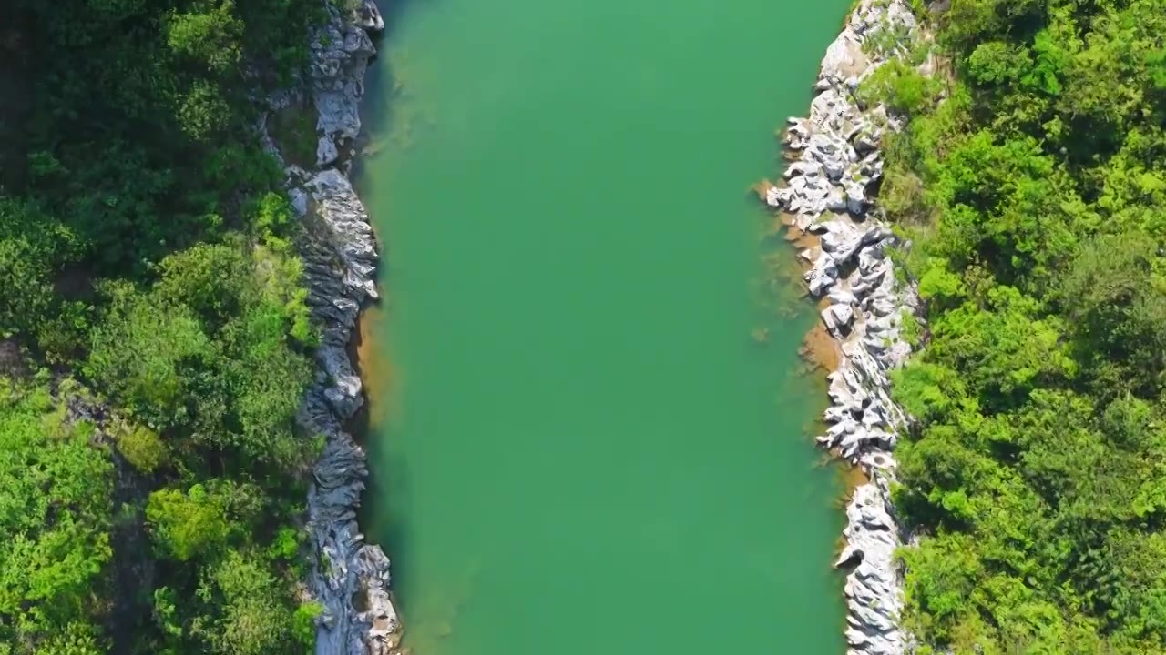 贵州茅台镇美酒河赤水河畔遵义白酒基地视频素材画面4