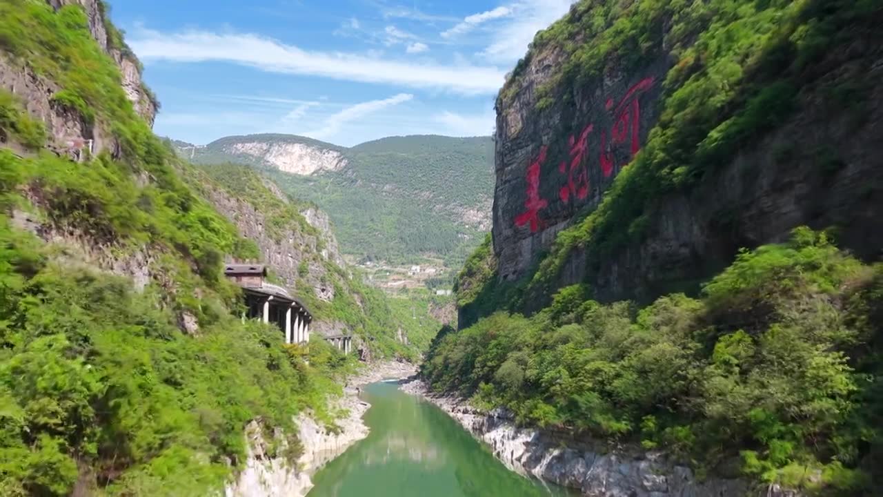 贵州茅台镇美酒河赤水河畔遵义白酒基地视频素材画面1