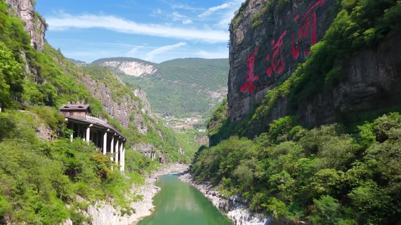 贵州茅台镇美酒河赤水河畔遵义白酒基地视频素材画面4