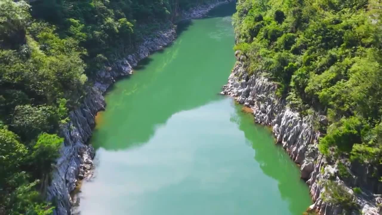 贵州茅台镇美酒河赤水河畔遵义白酒基地视频素材画面1