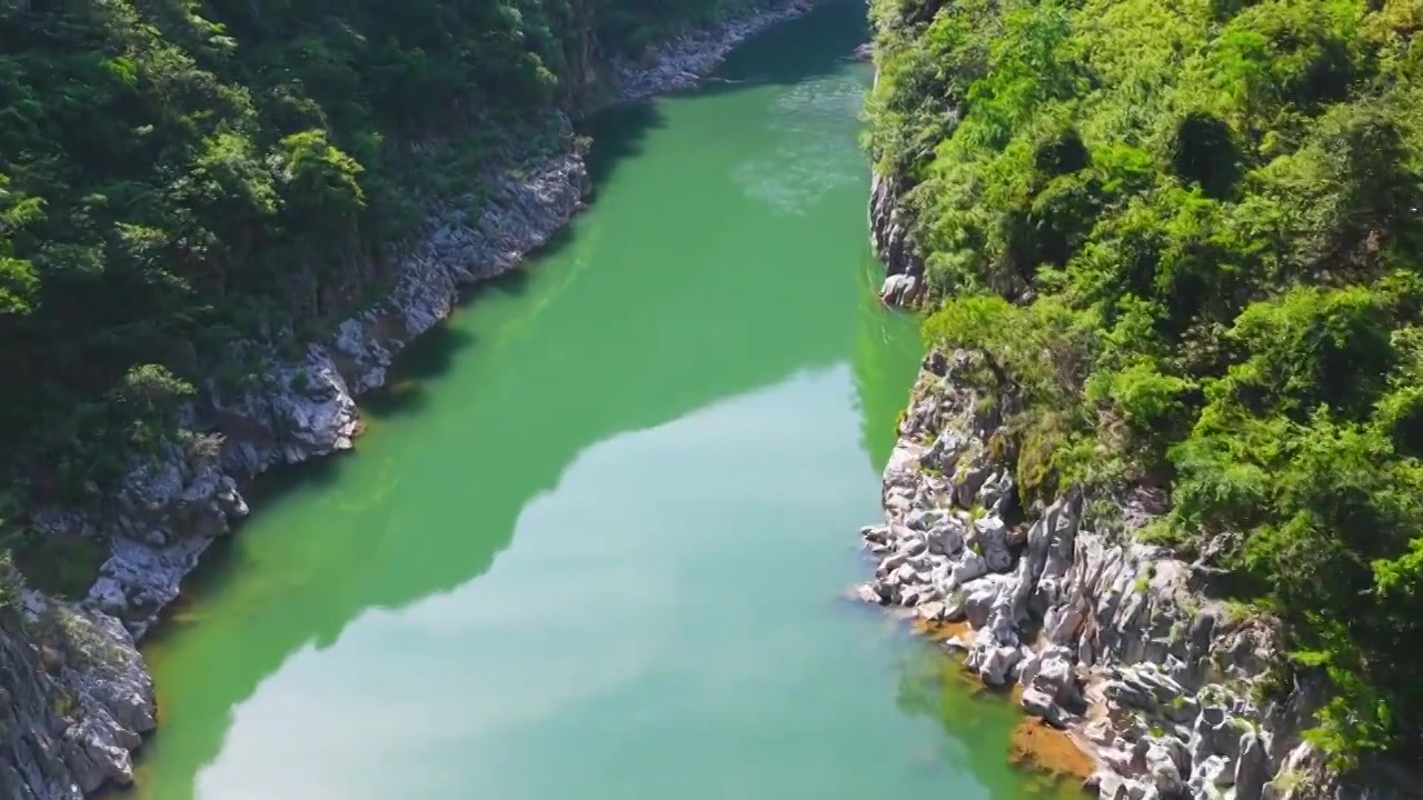 贵州茅台镇美酒河赤水河畔遵义白酒基地视频素材画面3