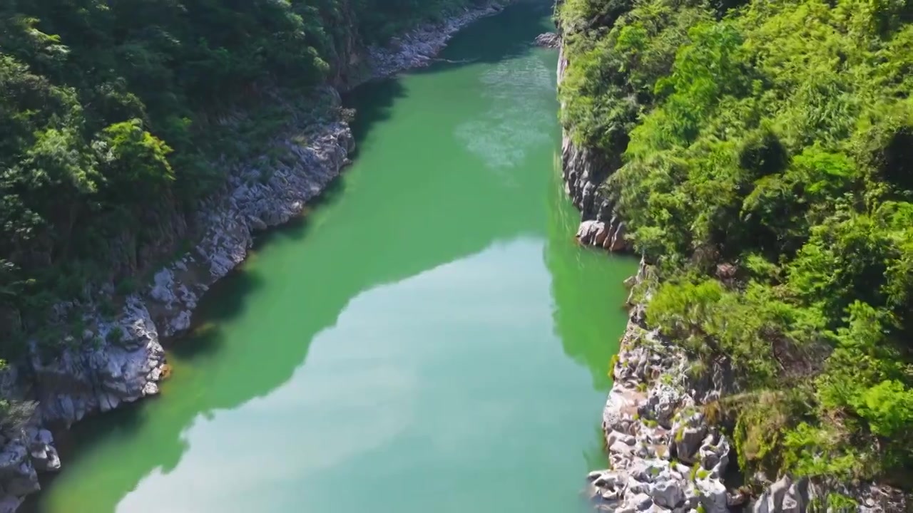 贵州茅台镇美酒河赤水河畔遵义白酒基地视频素材画面4