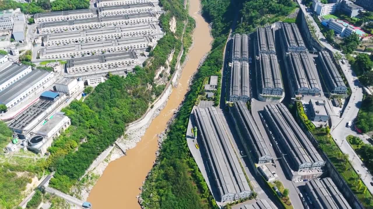 贵州茅台镇美酒河赤水河畔遵义白酒基地视频素材画面1